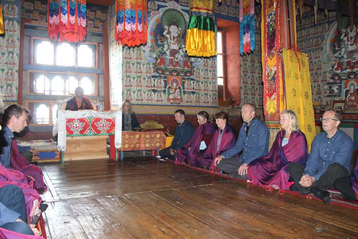 Folkene fra Tigerens Rede i en ceremoniel puja-bÃ¸n.