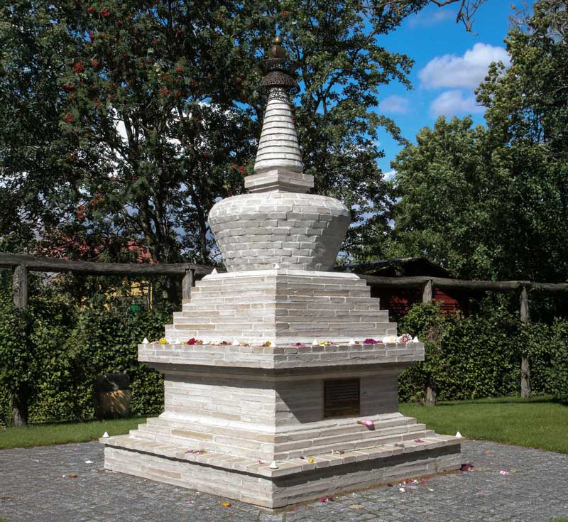 Den store inspiration fra Bhutan ledte til, at en stupa blev opfÃ¸rt pÃ¥ Tigerens Rede i 2015.