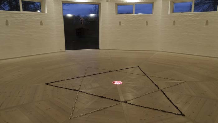 Den store meditationssal på Tigerens Rede.